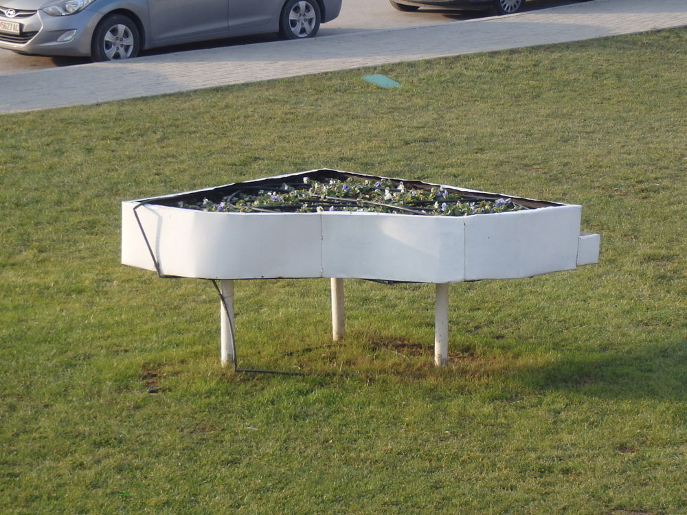 Piano sculpture with flowers in Skopje