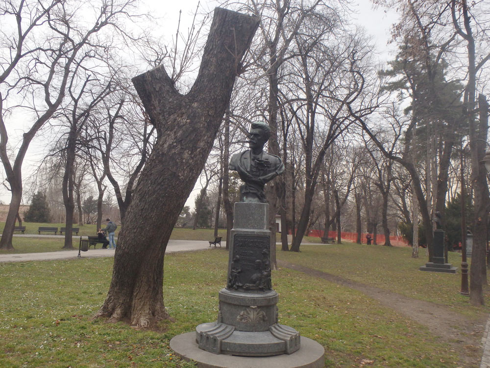 Statue and curtly cut tree at Belgrade Fortress
