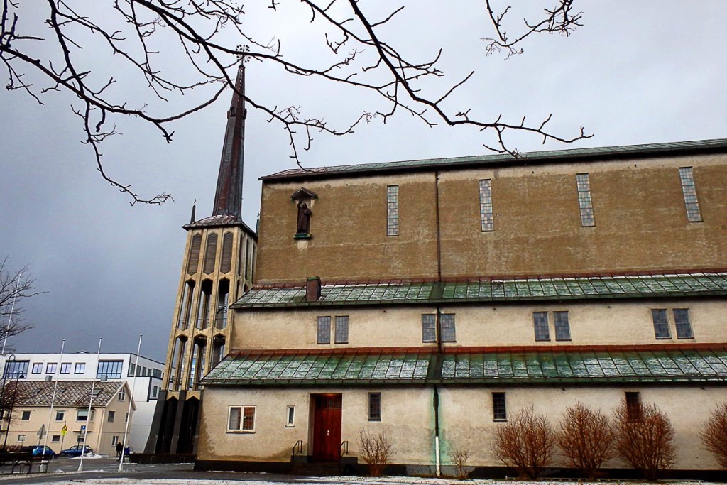 bodo-cathedral-in-winter-with-dark-sky