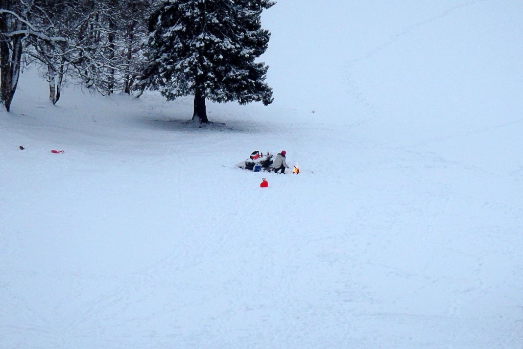 camper-and-campfire-in-snow-lian-trondheim