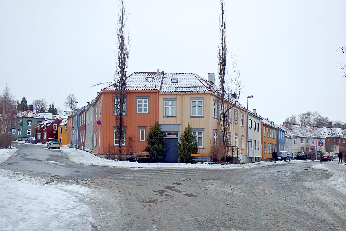 colorful-houses-in-trondheim-in-snow