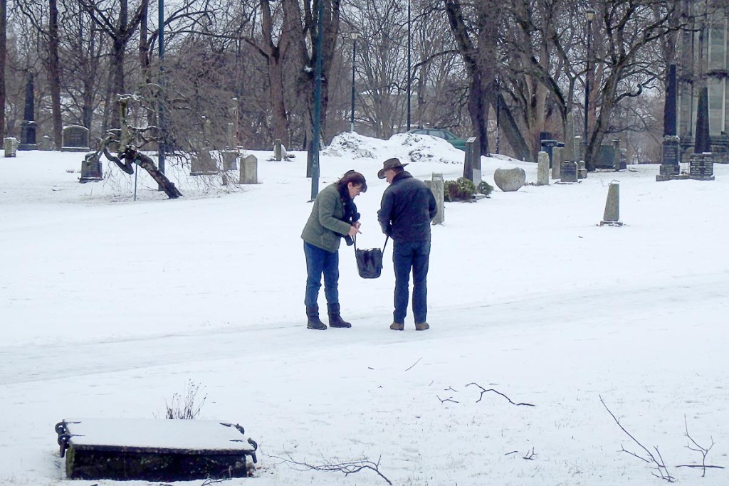 couple-carrying-bag-trondheim-cathedral-cemetery