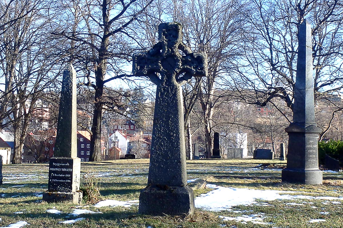 cross-gravestone-trondheim-cemetery