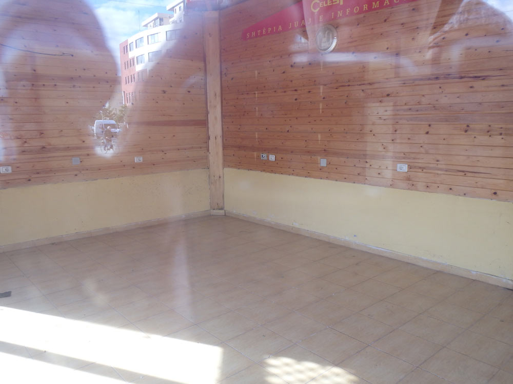 Empty tourist info office in Shkodër
