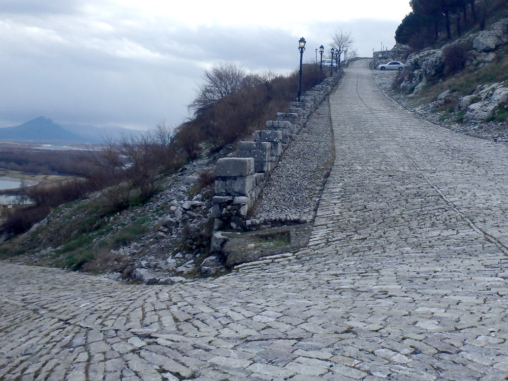 Hill going up to Rozafa Castle