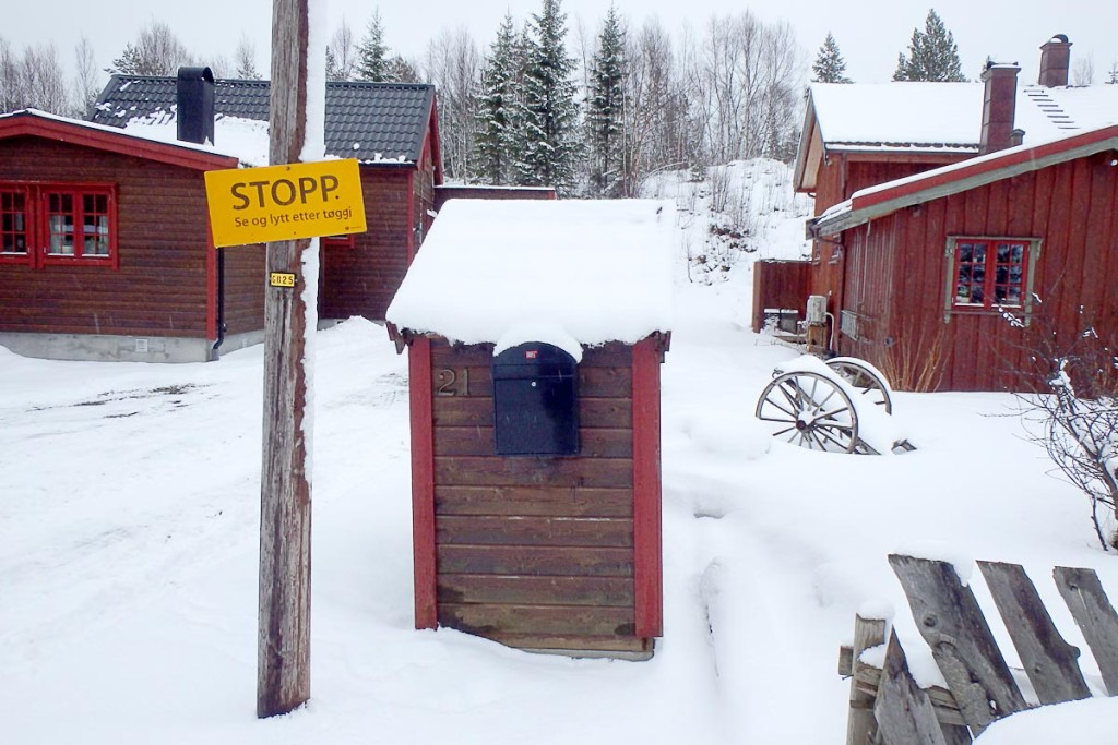 house-in-snow-stopp-sign-lian-trondheim