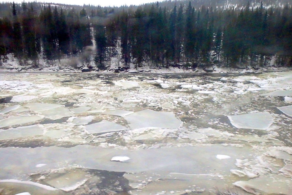 ice-chunks-in-rural-norway-river-winter