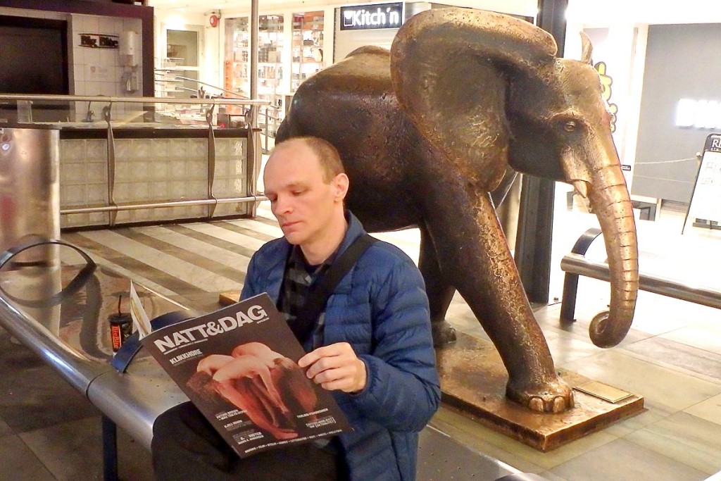 jeremy-reading-art-magazine-elephant-sculpture-trondheim