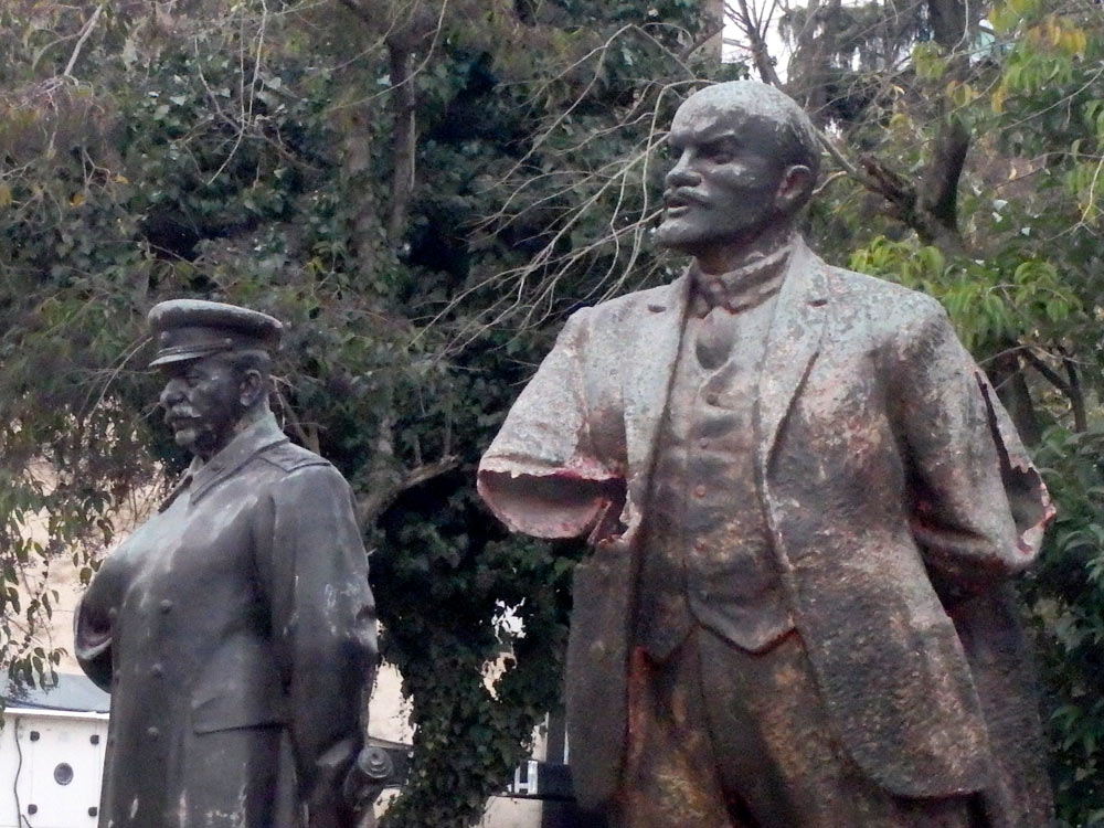 Lenin statue with missing arms