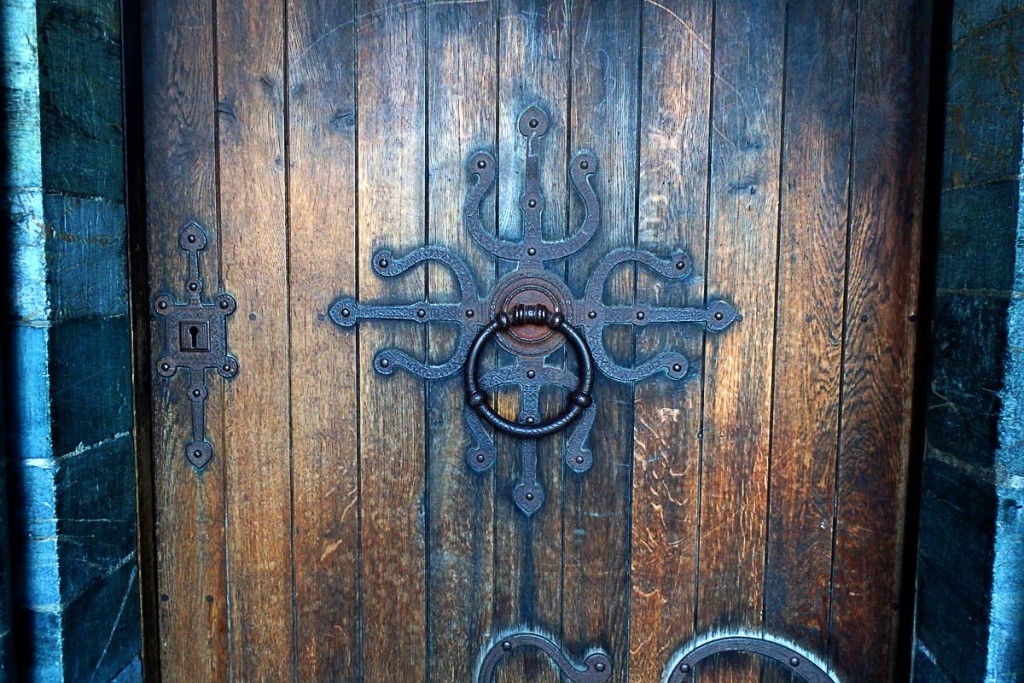 ornate-door-knocker-trondheim-cathedral
