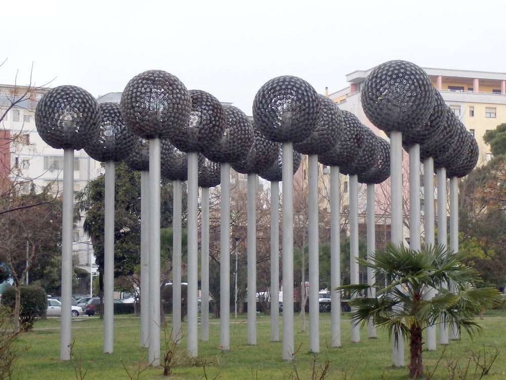 Round lights in a Shkodër park