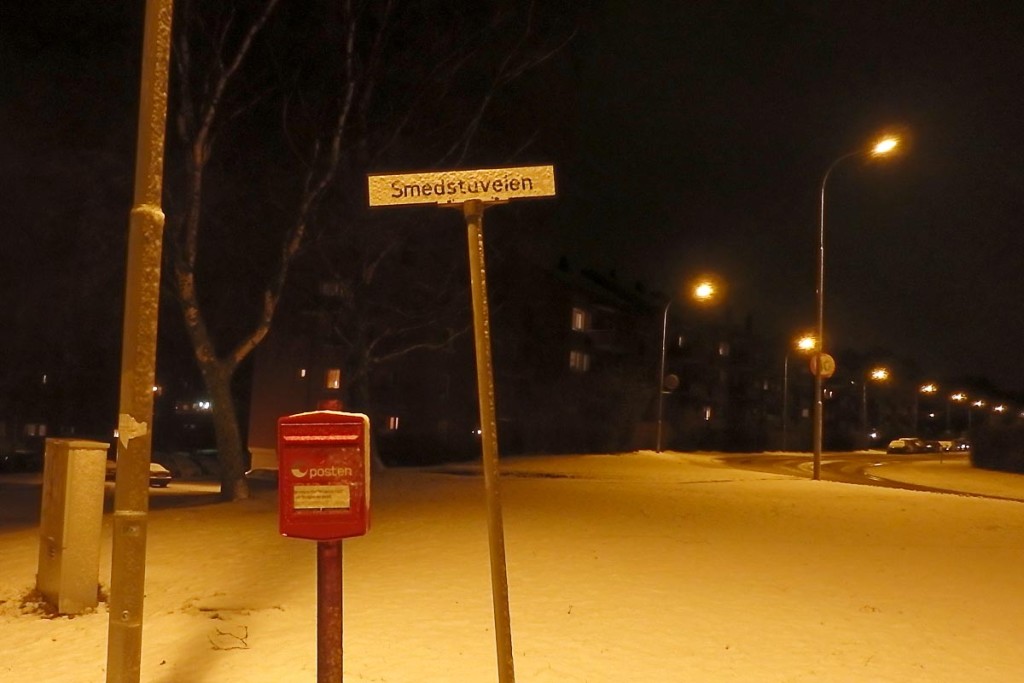 smedstuveien-sign-at-night-lade-norway-snow