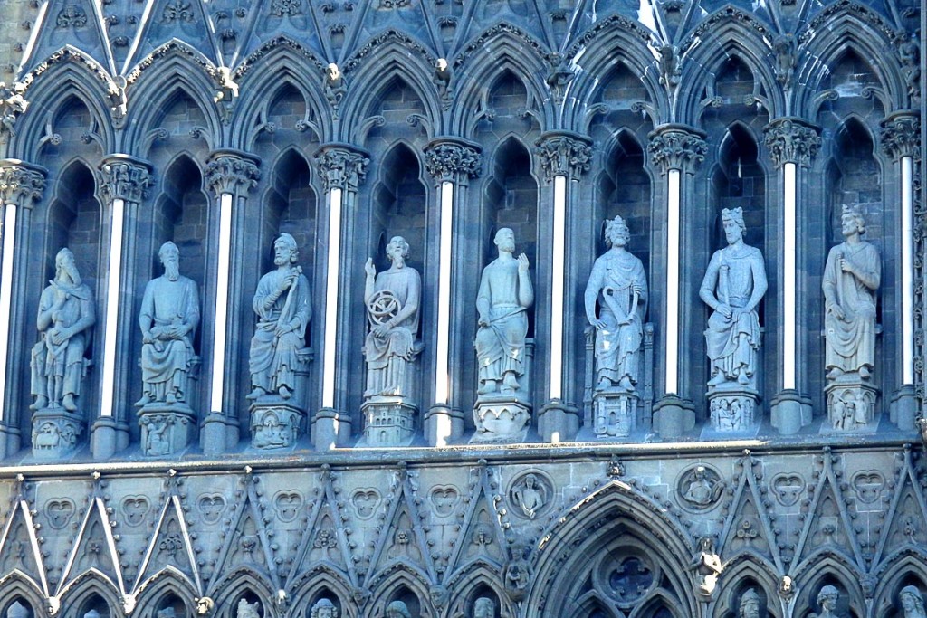 statues-on-trondheim-cathedral