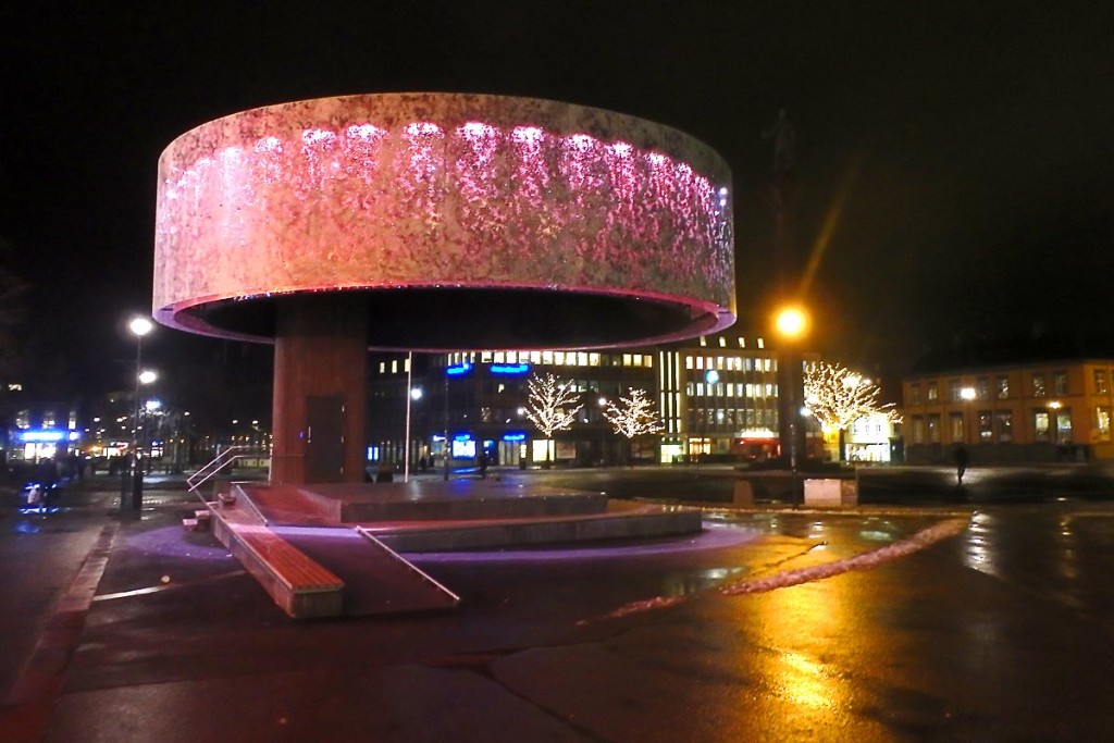 structure-in-trondheim-square-at-night