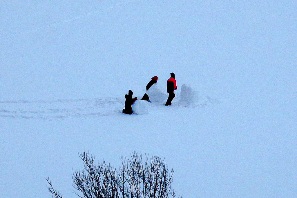 three-people-making-snowman-lian-trondheim
