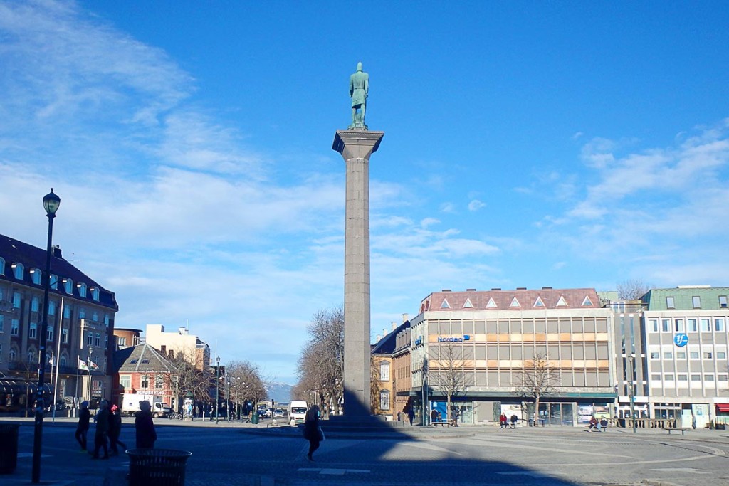tower-and-statue-trondheim-town-square