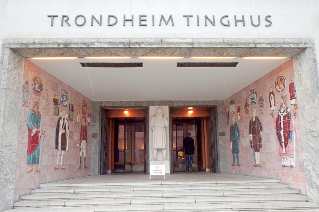 trondheim-tinghus-entrance-with-art