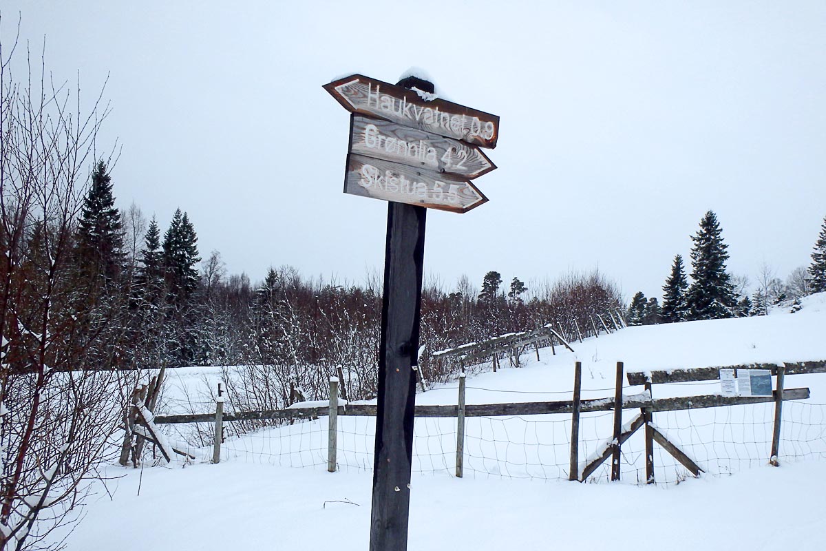 wooden-sign-in-snow-rural-trondheim-norway