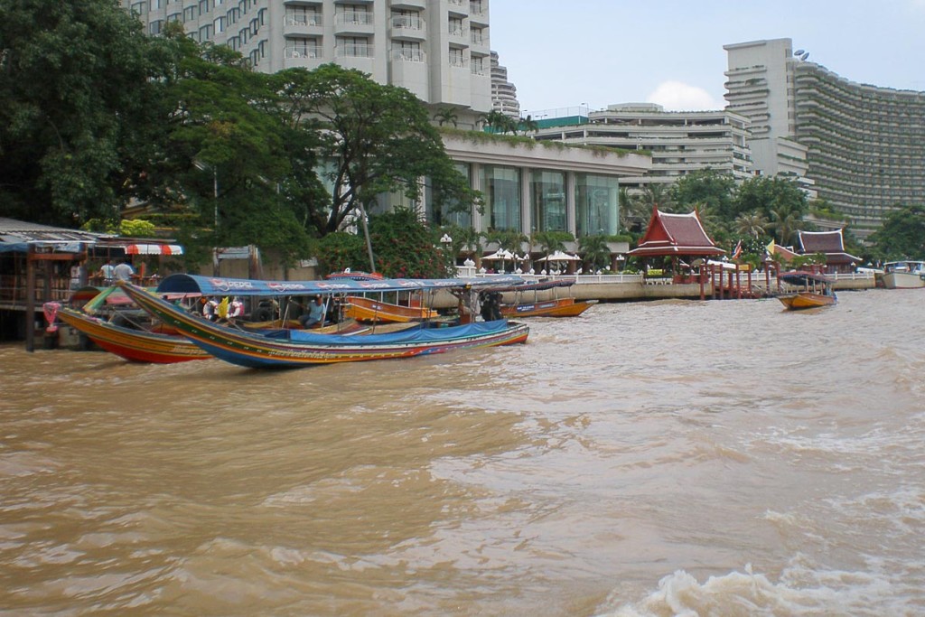 boats-in-muddy-water-chao-phraya-river-bangkok