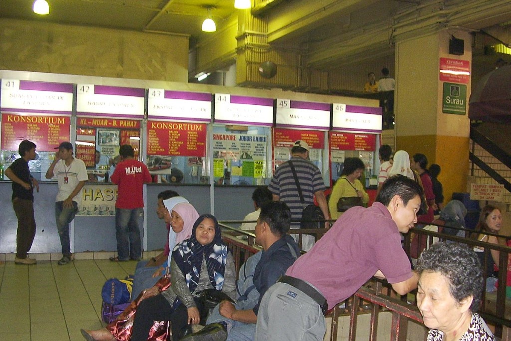 puduraya-bus-station-people-waiting