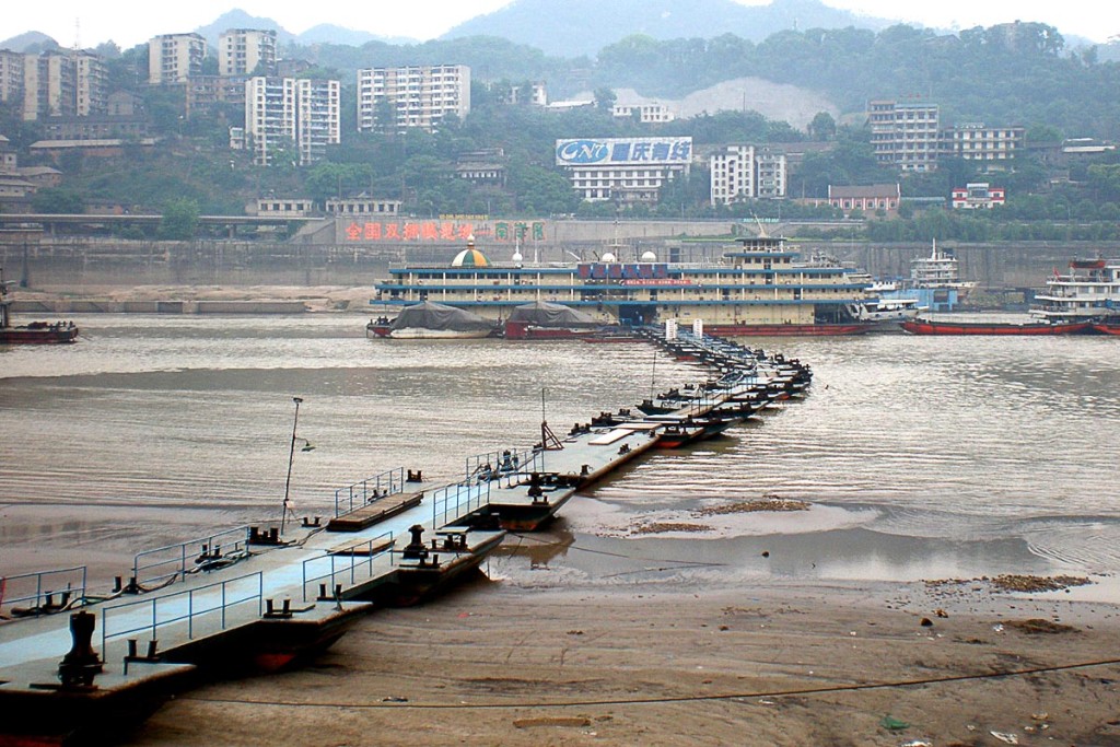 gangway-from-boat-on-yangtze-to-chongqing-riverbank