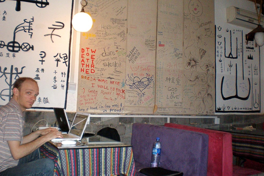 jeremy-dining-room-wuhan-pathfinder-hostel-graffiti