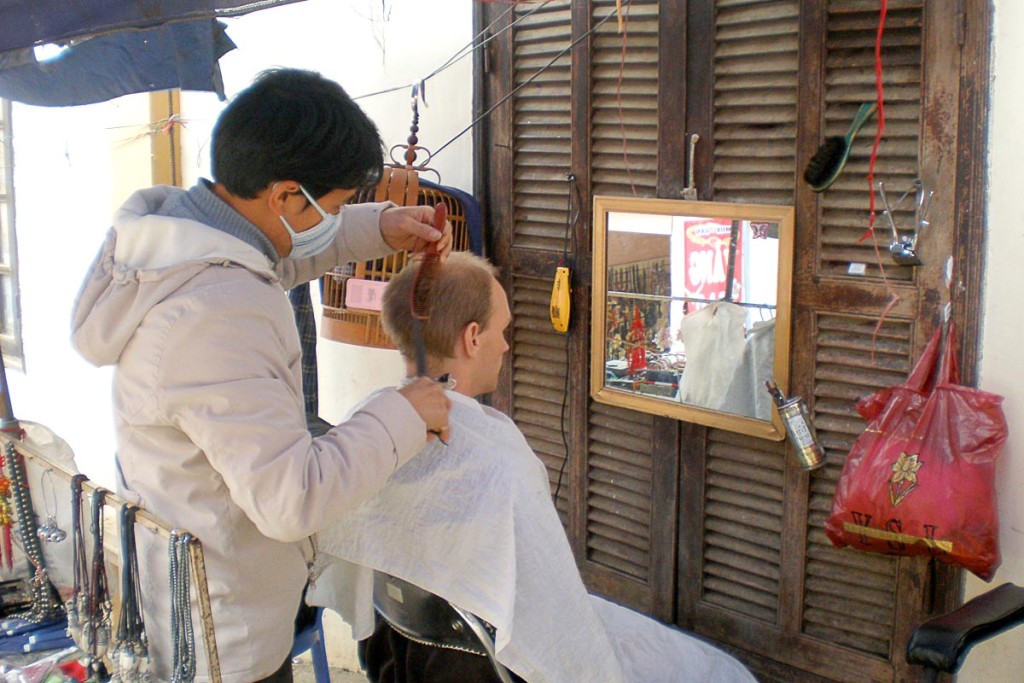 jeremy-getting-haircut-sa-pa-vietnam