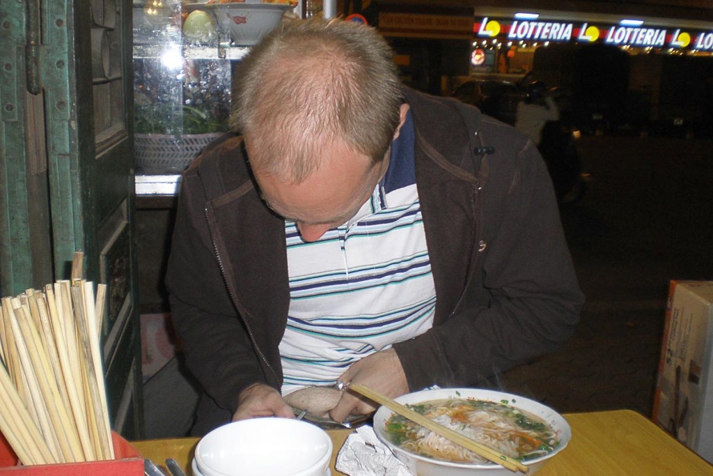 jeremy-humalog-shot-hanoi-food-stall