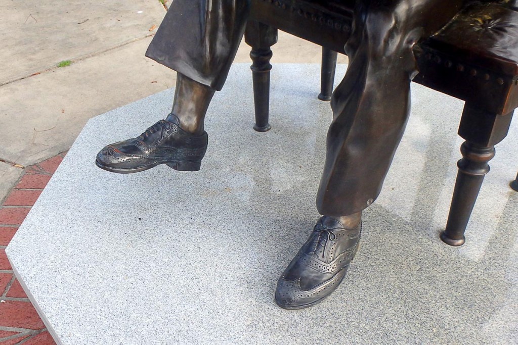 ray-charles-statue-greenville-feet-closeup