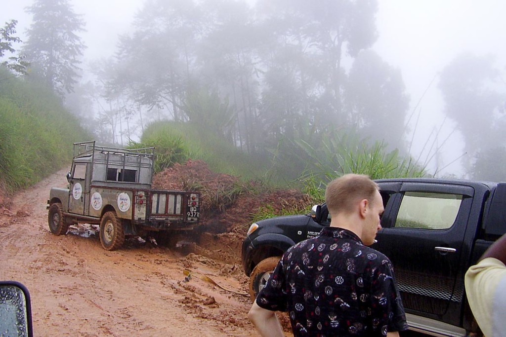 jeremy-stuck-car-mud-malaysia-jungle