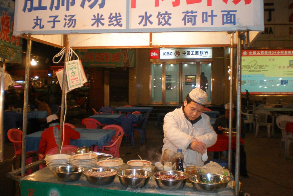kaifeng-market-street-vendor-at-night