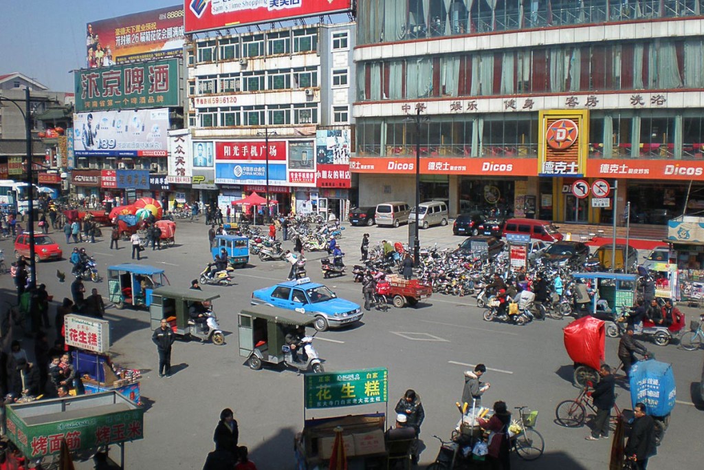 Kaifeng's main intersection, before the vendors set up.