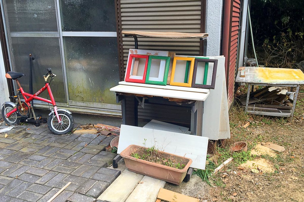 picture-frames-and-bicycle-old-house-shigisanguchi-japan