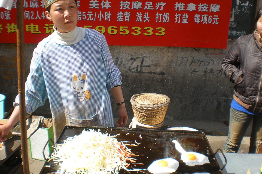street-vendor-kaifeng-egg-pouches-morning