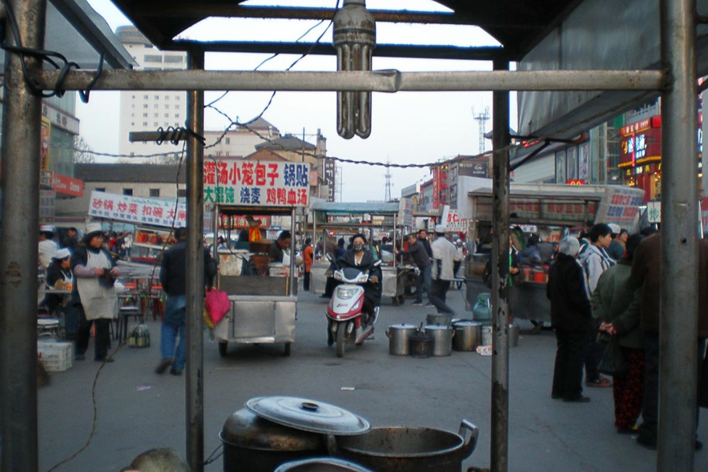 vendors-setting-up-in-kaifeng