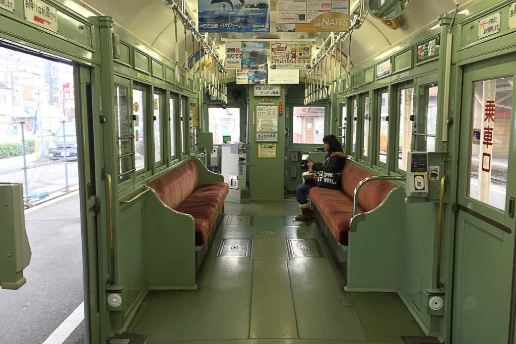 inside-green-wooden-streetcar-hankai-tramway-osaka