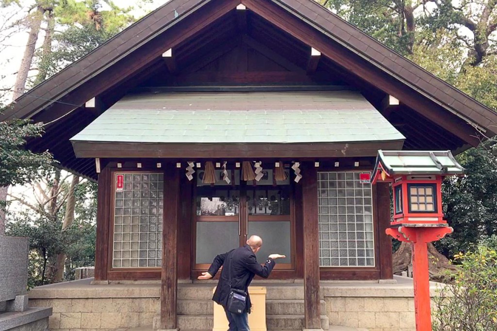 jeremy-posing-at-shrine-hamadera-sakai-japan