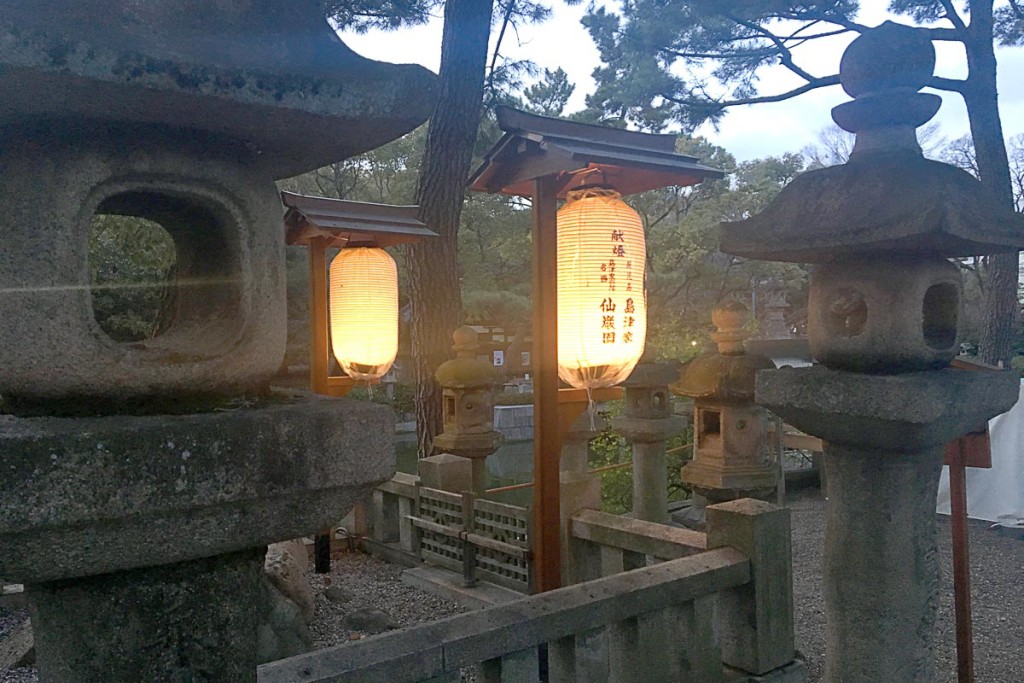 lanterns-at-dusk-in-sumiyoshi-taisha-osaka