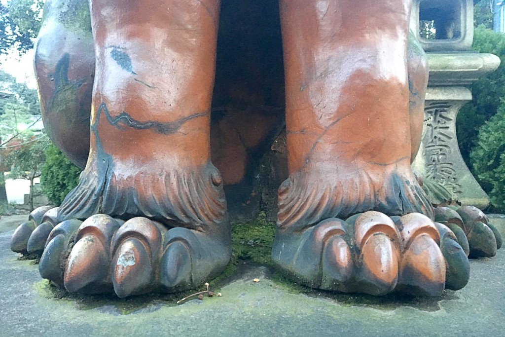 lion-statue-feet-sumiyoshi-taisha-osaka