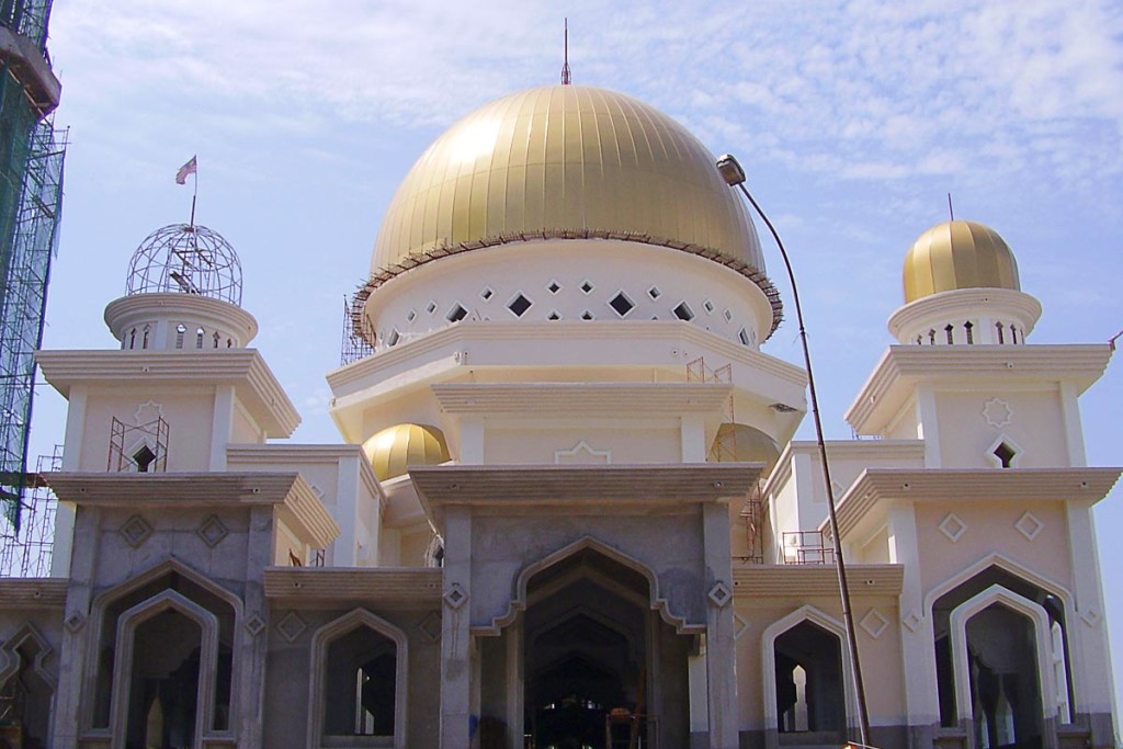 The Masjid Bandar Diraja Klang Utara mosque was partially under construction when we passed by.