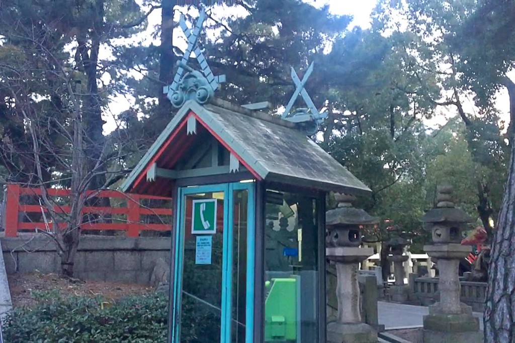 old-style-shrine-phone-booth-sumiyoshi-taisha