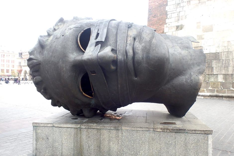 big-head-sculpture-krakow-town-square