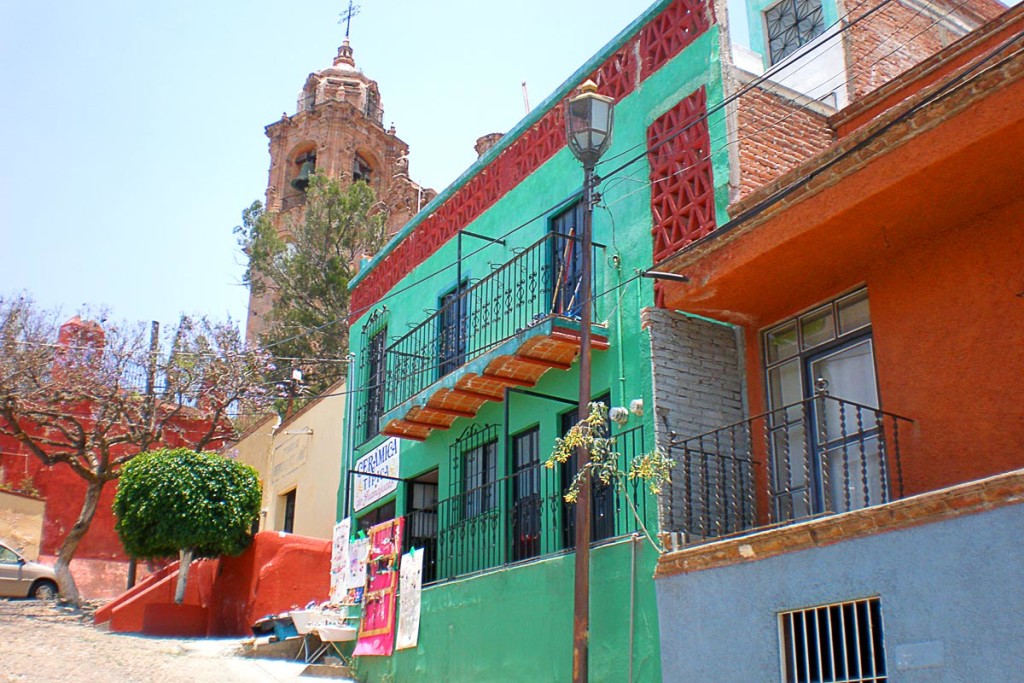 colorful-buildings-in-valenciana-mexico