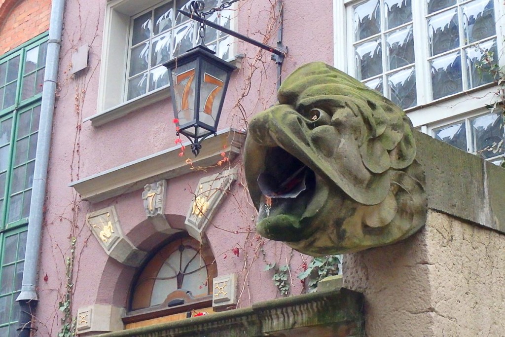 dragon-head-fountain-pink-building-gdansk