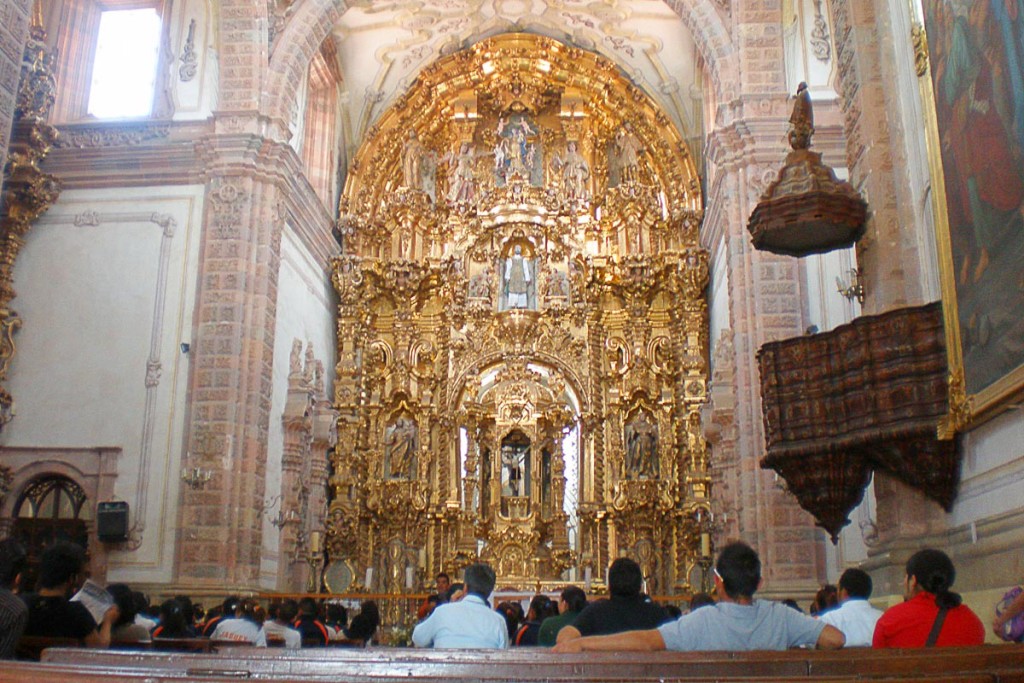 The gold altarpiece in El Templo de San Cayetano.