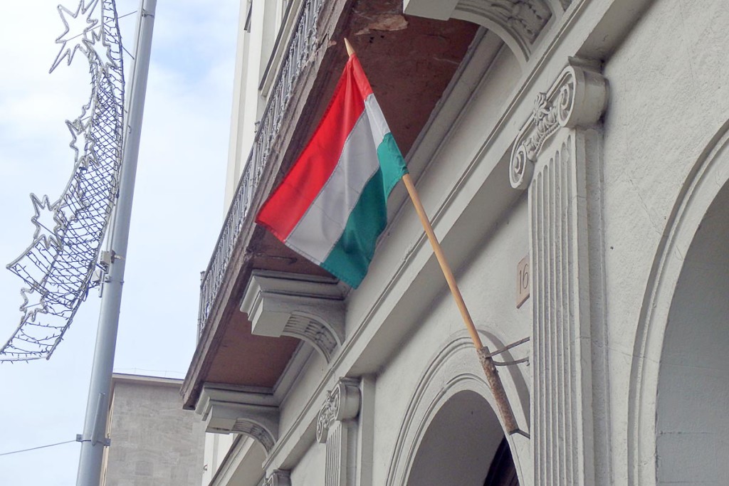 hungary-flag-building