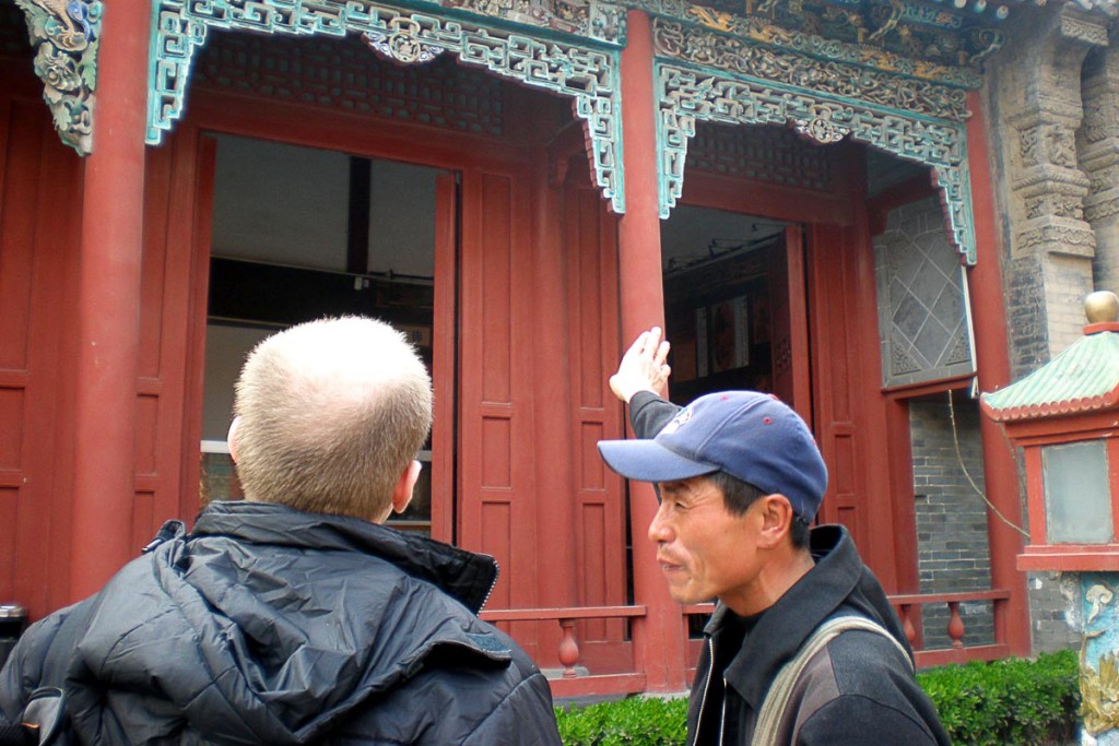 Jason explaining the decorations of the Shanxi Shaanxi Gansu Guildhall.