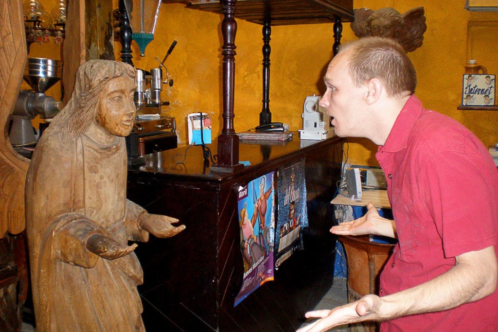 jeremy-arguing-with-angel-statue-guanajuato