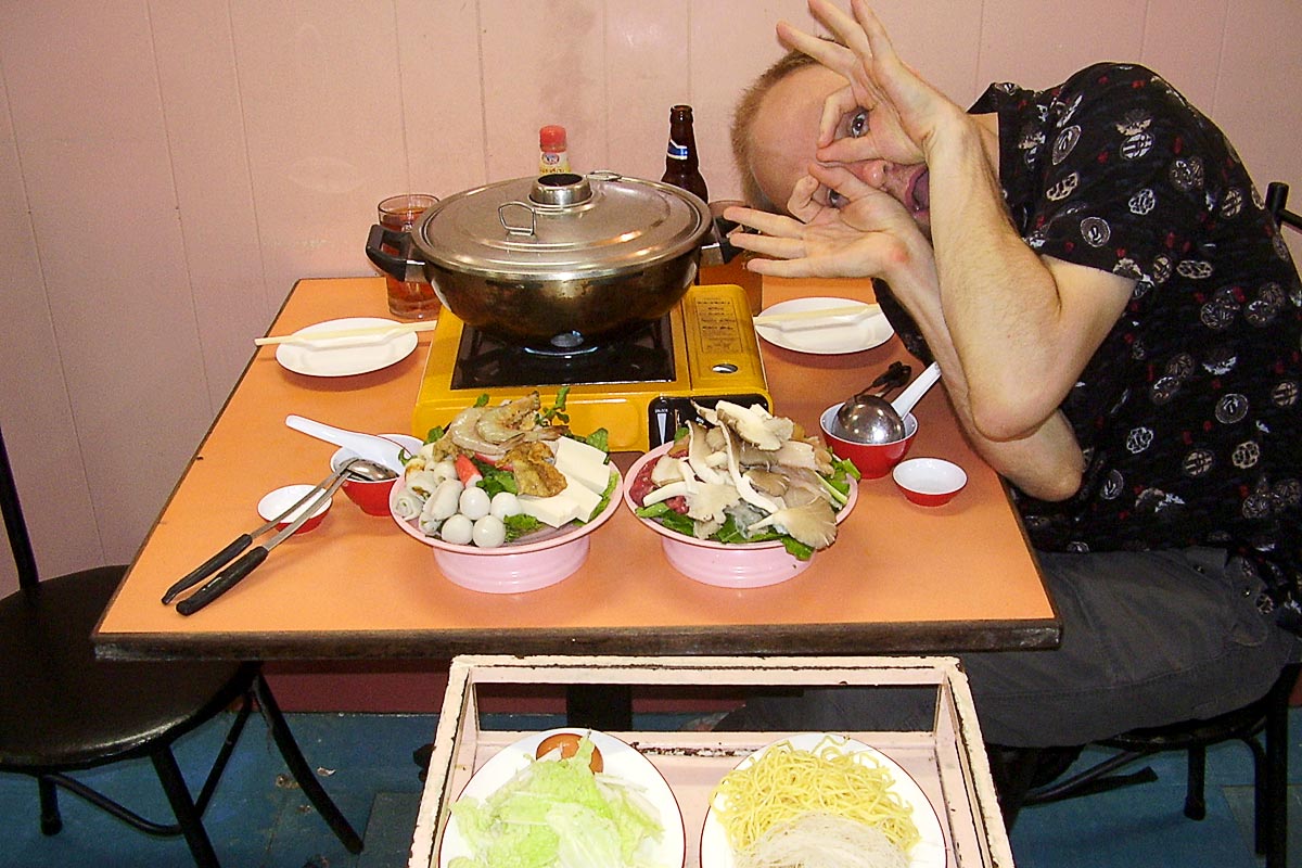 jeremy-eating-steamboat-tanah-rata-malaysia