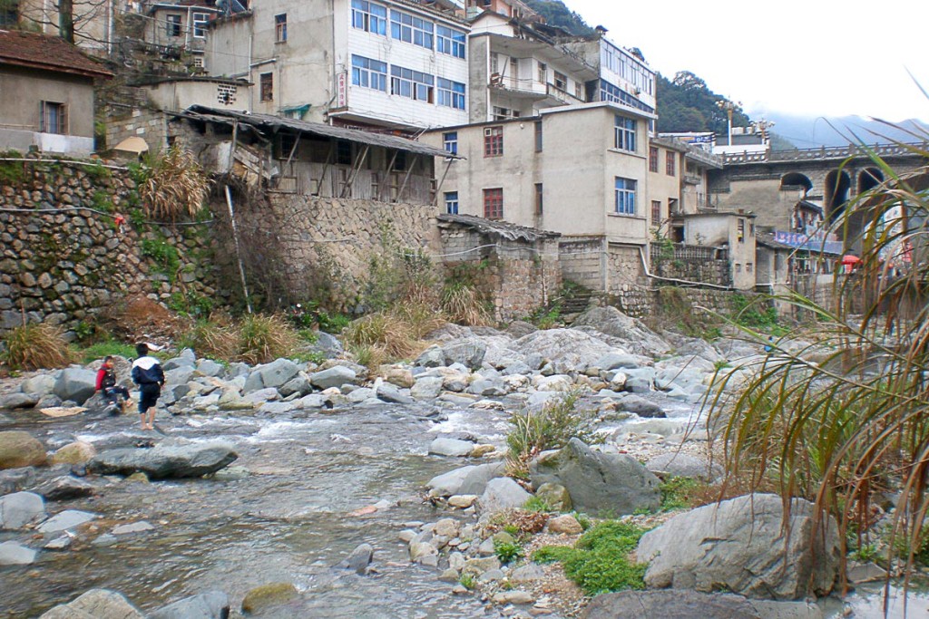 kids-river-rocks-tangkou-china